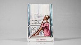 4nio - NIO-0025 PENCEREDEKİ KIZ KARPOSTAL